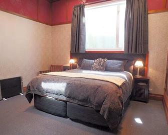 Reef Cottage accommodation - Reefton - Bedroom