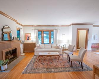 New! Manor On Main- Celebrations, Reunions, Events - La Crosse - Living room