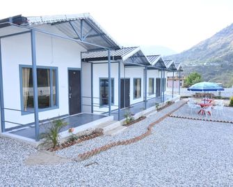 Friendship inn hotel and resorts - Barkot - Building