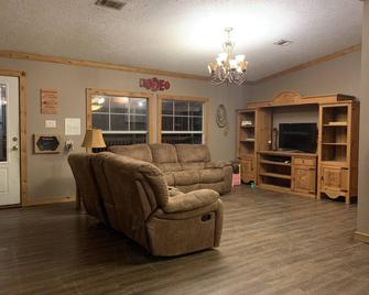 Entire House - Relax and Ride at Grace Ranch - Victoria - Living room