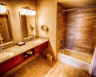 Lucky 7 Casino & Hotel (Howonquet Lodge) - Smith River - Baño