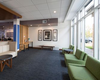 Holiday Inn Express & Suites Alpena - Downtown By IHG - Alpena - Lobby
