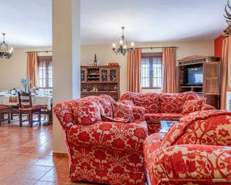 7 Bedroom Awesome Home In Lucena - Lucena - Living room