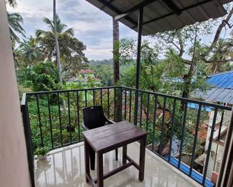 أكشاي بيتش ريزورت - فاركالا - شرفة