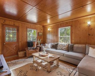 2 Bedroom Cabin in the Woods - Auburn - Salon