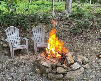 Romantic, rustic, private A-frame chalet tucked in the woods - 4 miles to town! - Berkeley Springs - Patio