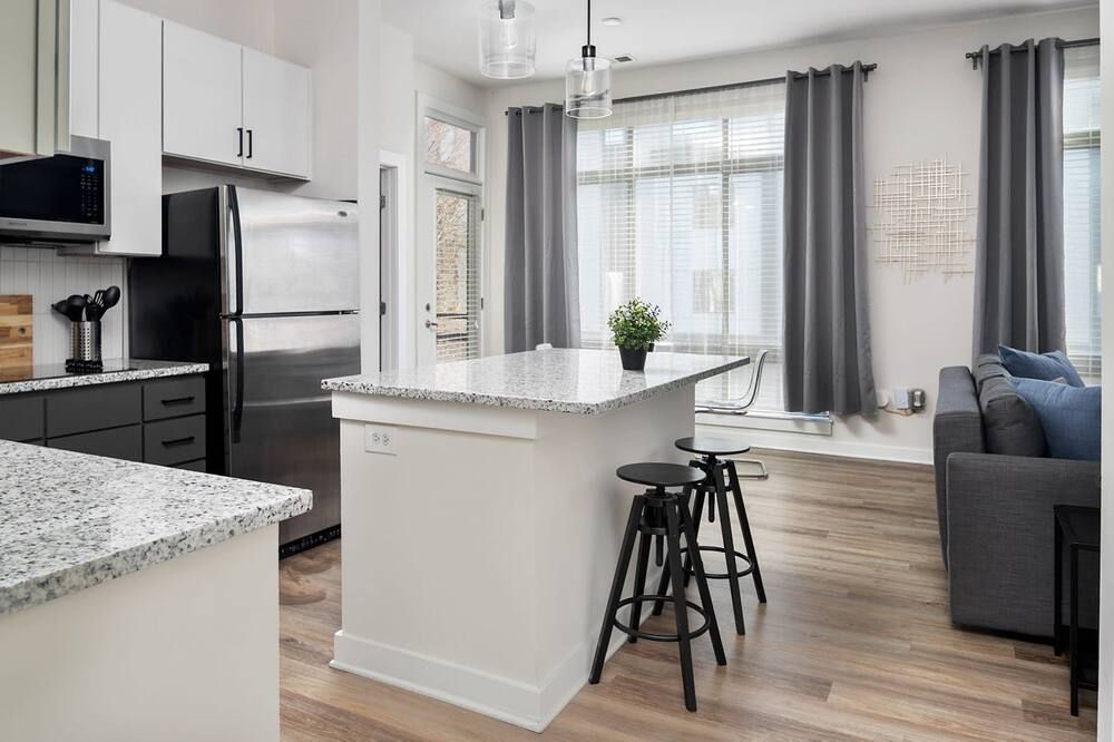 Spacious 2BD with Private Balcony and Free Parking - שרלוט - מטבח