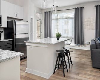 Spacious 2BD with Private Balcony and Free Parking - Charlotte - Kitchen