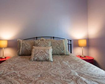 Connemara Cottage in Historic District - Featuring Local Art - Savannah - Soveværelse