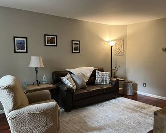 3 Floor Townhouse Minutes To Saratoga Track And Spac - Ballston Spa - Living room