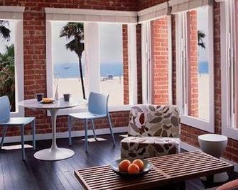 Venice Breeze Suites - Los Angeles - Olohuone