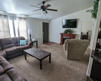 Desert Get Away / Backyard / Hot Tub / Game Room - Littlefield