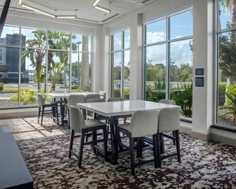 Hilton Garden Inn Sarasota-Bradenton Airport - Sarasota - Lobby