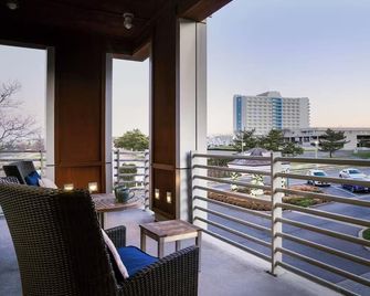 Well Designed Suite w/ Balcony | Relaxing Stay After Busy Day at Pier Village - Long Branch - Balcón
