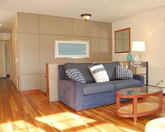 Franconia Notch Retreat by the river: with new Jacuzzi - 法蘭哥尼亞 - 客廳