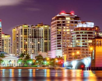 Cozy Tropical Guest Cottage Near Everything! - West Palm Beach - Building