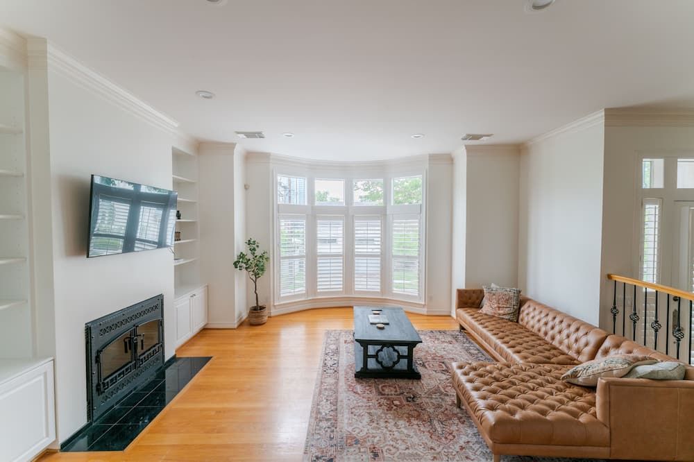 Roomy Stay in Houston’s River Oaks District! 3BR, 3.5BA, Prime Location! - יוסטון - סלון