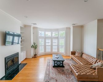 Roomy Stay in Houston’s River Oaks District! 3BR, 3.5BA, Prime Location! - יוסטון - סלון