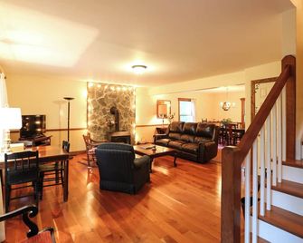 Charlottesville Retreat for Family & Friends - Charlottesville - Living room