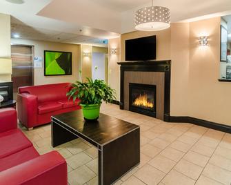 Holiday Inn Express & Suites Vinita - Vinita - Lobby