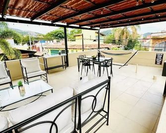 Modern Central 1 Bedroom Guesthouse -Bikes - Huge Patio - Gym - Pickleball Court - Chapala - Μπαλκόνι