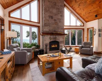 Breathtaking View Of St-Lawrence River - Hot Tub - 15min From Le Massif - L'Isle-aux-Coudres - Вітальня