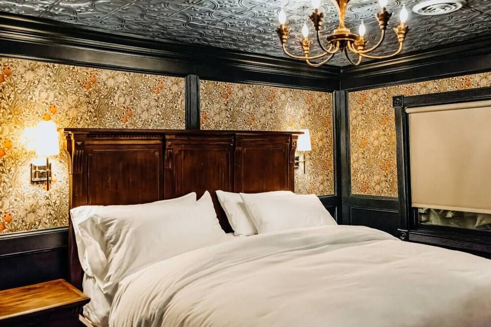 The Florence King Suite - Bootleggers Lodge on Lake Nokomis - Tomahawk