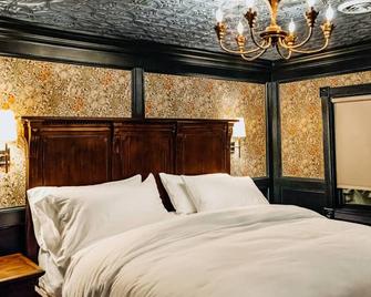 Bootleggers Lodge - Florence - Tomahawk