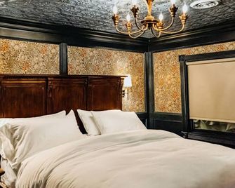 The Florence King Suite - Bootleggers Lodge on Lake Nokomis - Tomahawk