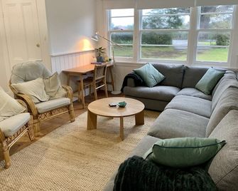 Peaceful, heritage listed cottage with all comforts on huge block opposite beach - George Town - Sala de estar