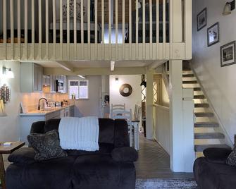 Book now for ski season! Chillax in the spa after a long day on the slopes! - Kingsbury - Sala de estar