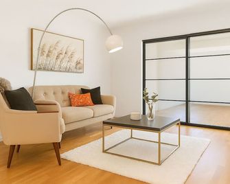 Newly renovated 3 BedRm, Spacious 80m sq, comtemporary Apartment in Central Trendy Oslo-Grunnerlokka - Oslo - Living room