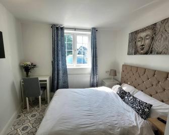 Annexe Studio own entrance and parking - Ruislip - Bedroom