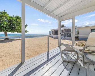 Blossom Village Cottage – Charming Beachfront Cottage by Cayman Villas. - Little Cayman - Balcony