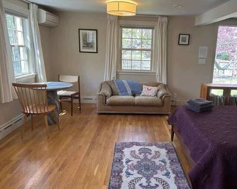 Cottage Suite 'A' - Walk to Shops, Train, History - Concord