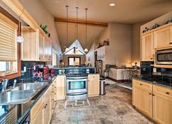 Cozy and Convenient Red Lodge Home Less Than 8 Mi to Slopes! - Red Lodge - Cocina