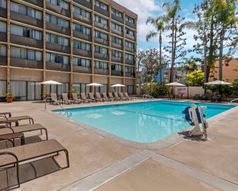 Clarion Hotel Anaheim Resort - אנהיים - בריכה