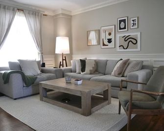 Modern & Spacious 1908 Home - Stratford - Living room