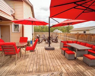 11 person hot tub. A/C. Fire pit. Newly renovated, 3 minutes from the water. - Sylvan Lake - Patio