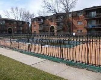 Lovely 2 Bedroom Condo With Pool - Lansing - Outdoors view