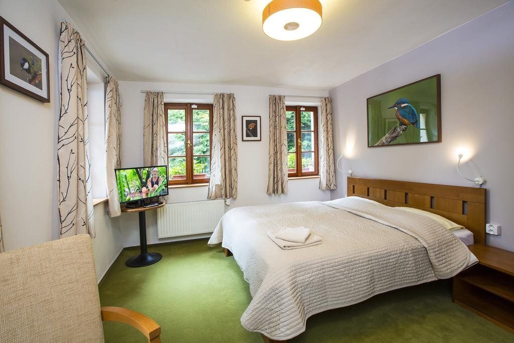 Hotýlek pod smrkem - خاراتشوف - غرفة نوم