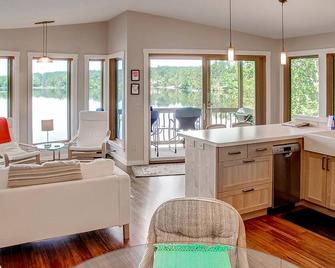 Fish on Rice Lake Waterfront Brainerd Cabin - Brainerd - Living room