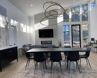 Custom Home built for friends and family to enjoy - El Cajon - Dining room