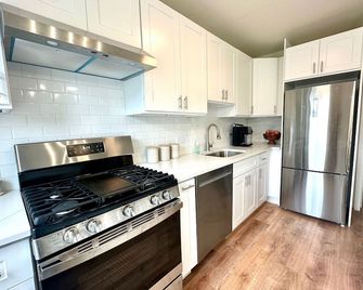 Mid-century Modern 2-bedroom apartment with Central AC - Newark - Cuisine