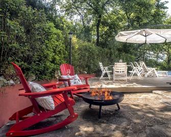Romantic Villa La Chiesetta with private pool ideal for couples and families - Fabriano - Patio