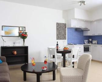 Marismare Apartments - Ayia Napa - Cocina