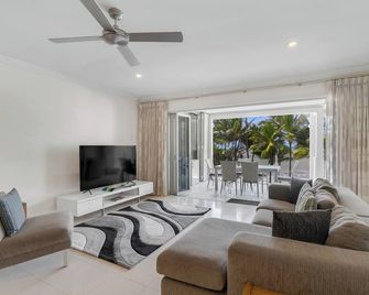 Oceanic Oasis Your Pool Paradise by Palm Cove - Palm Cove - Sala de estar