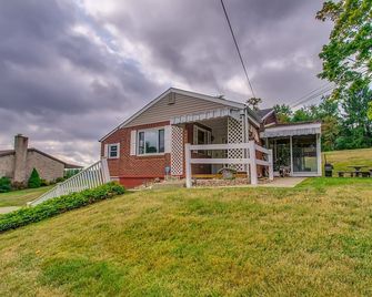 Cozy Rural Country Retreat Side Home Close To Pittsburgh!! - New Kensington - Building