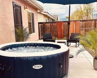 10min Soboba Casino Hemet Home with Hot tub+Lots of Parking grg/rv/boat/ATV's - Hemet - Басейн