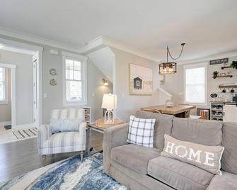 Charming Beach House - 5 Min Walk to Shops, Dining, & Beach + Hot Tub + Dogs OK - Pacific Beach - Sala de estar